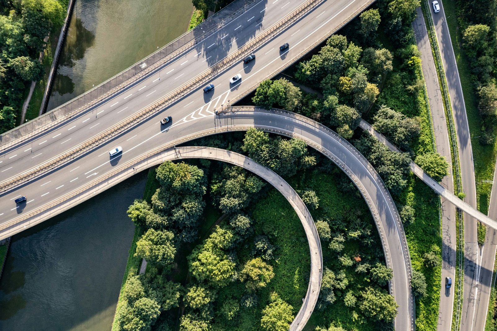 L’Intelligence Artificielle dans le Transport : Gestion du Trafic en Temps Réel et Sécurité des Véhicules Autonomes